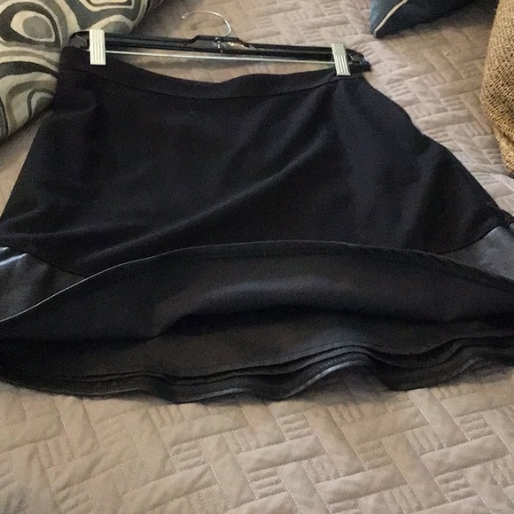 Super cute black skirt - Picture 2 of 4